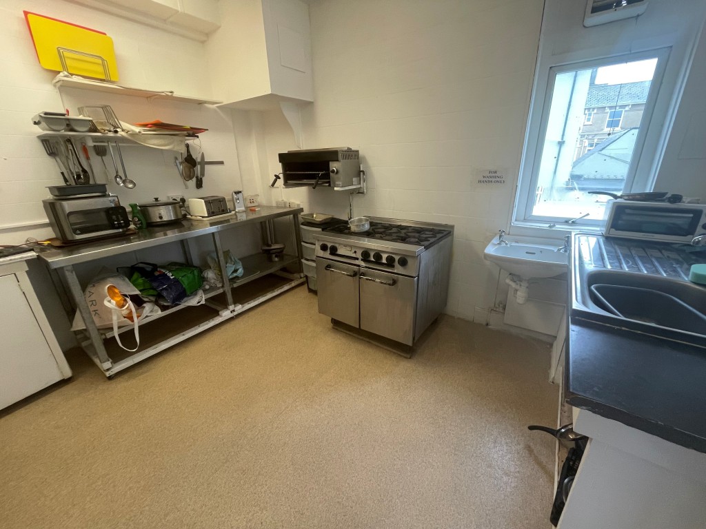 Lot: 168 - FORMER HOTEL WITH HMO LICENCE AND PLANNING CONSENT FOR CONVERSION TO 8 APARTMENTS - Trade Kitchen